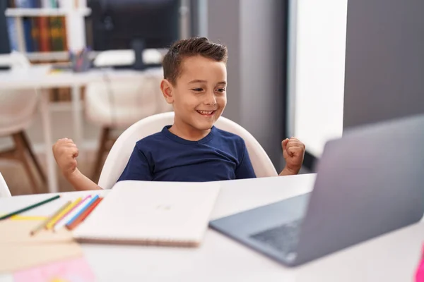 Sevimli Spanyol Çocuk Sınıfta Şampiyon Ifadesiyle Dizüstü Bilgisayar Kullanıyor — Stok fotoğraf