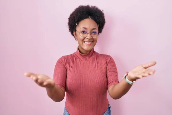 Beautiful African Woman Curly Hair Standing Pink Background Smiling Cheerful — 图库照片