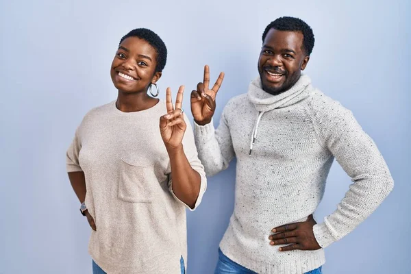 Genç Afro Amerikan Çift Mavi Arka Planda Yan Yana Durup — Stok fotoğraf