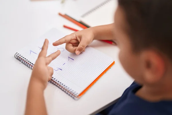 Imádnivaló Spanyol Kisgyerek Matematikai Gyakorlatokat Végez Ujjakkal Számolva Osztályteremben — Stock Fotó
