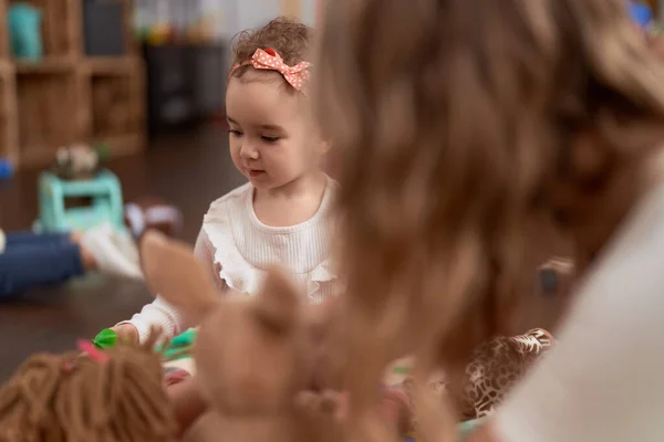 Menina Caucasiana Adorável Brincando Com Bonecas Sentadas Chão Jardim Infância — Fotografia de Stock