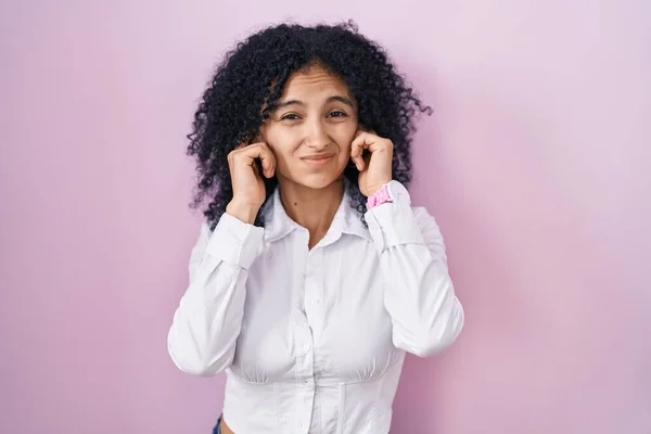 Hispanic Woman Curly Hair Standing Pink Background Covering Ears Fingers — Stockfoto