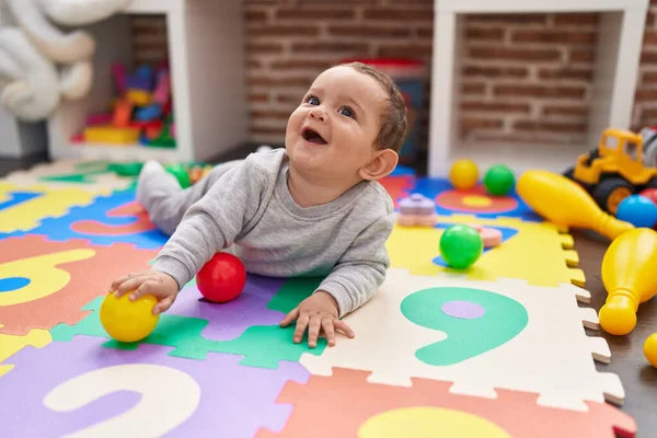 Entzückendes Hispanisches Baby Spielt Kindergarten Mit Bällen Die Auf Dem — Stockfoto