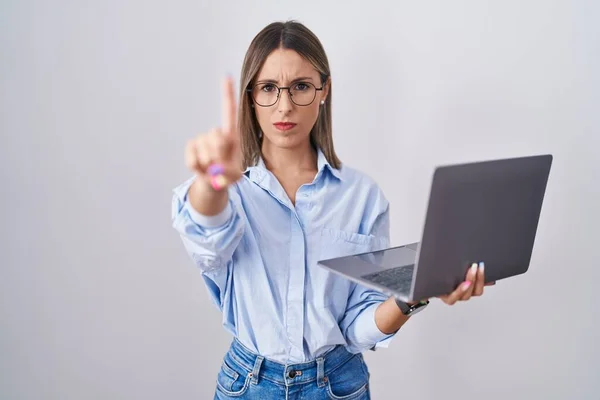 Młoda Kobieta Posługująca Się Laptopem Wskazującym Palcem Górę Gniewnym Wyrazem — Zdjęcie stockowe