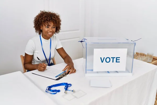 Junge Afroamerikanerin Lächelt Selbstbewusst Und Schreibt Auf Checkliste Electoral College — Stockfoto