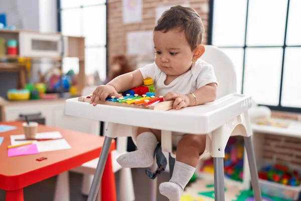 Entzückendes Hispanisches Baby Sitzt Kindergarten Auf Dem Hochstuhl Und Spielt — Stockfoto