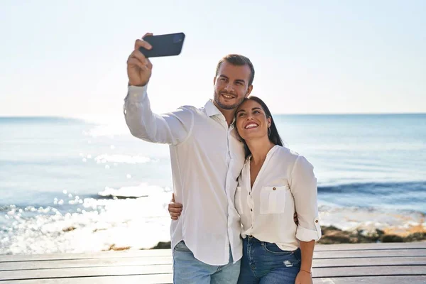 Muž Žena Pár Objímání Navzájem Aby Selfie Smartphonu Stojící Moře — Stock fotografie