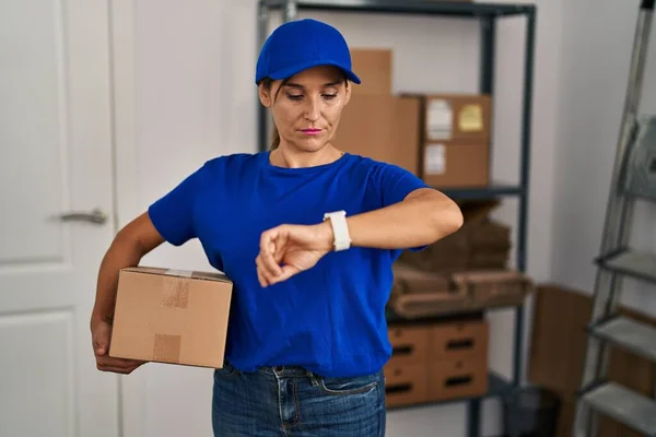 Middle Age Brunette Woman Working Wearing Delivery Uniform Cap Checking — Fotografia de Stock