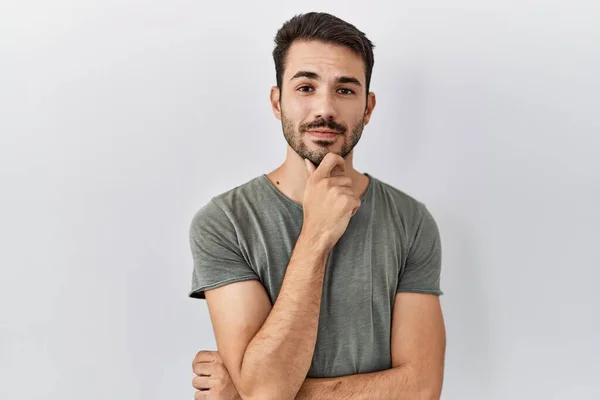 Joven Hombre Hispano Con Barba Vistiendo Camiseta Casual Sobre Fondo —  Fotos de Stock