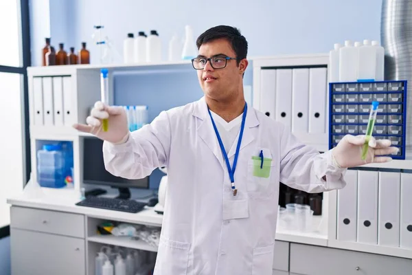 Homme Trisomique Portant Uniforme Scientifique Tenant Des Éprouvettes Laboratoire — Photo