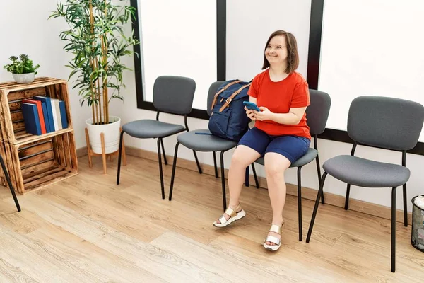 Brunette Woman Syndrome Sitting Using Smartphone Waiting Room — Stock Photo, Image