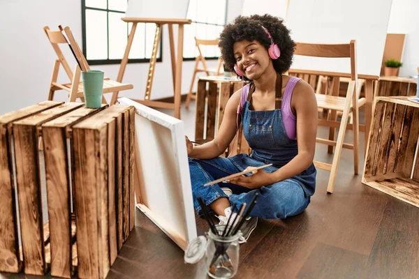 Jong Afrikaans Amerikaans Vrouw Luisteren Naar Muziek Tekenen Kunst Studio — Stockfoto