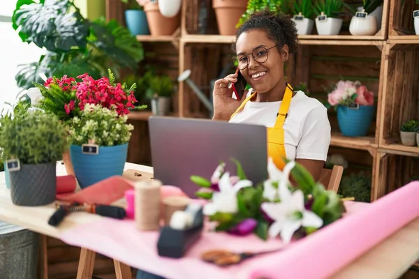 African American Woman Florist Talking Smartphone Using Laptop Flower Shop — Stock Photo, Image