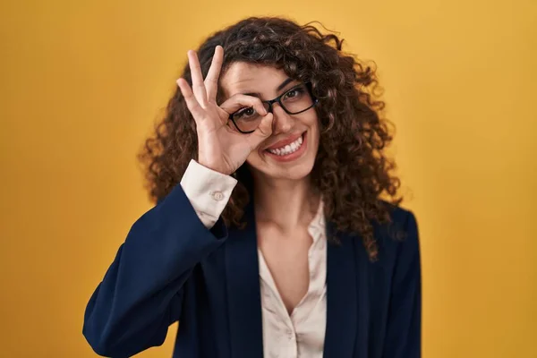 Hispanic Woman Curly Hair Standing Yellow Background Doing Gesture Hand — Stock Photo, Image
