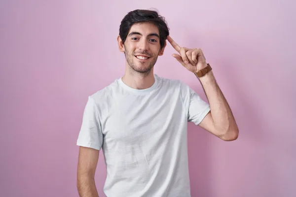 Young Hispanic Man Standing Pink Background Smiling Pointing Head One — Stock fotografie