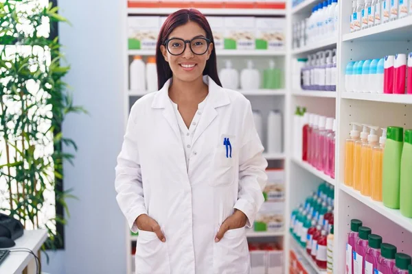 Joven Hermosa Mujer Hispana Farmacéutica Sonriendo Confiada Pie Farmacia — Foto de Stock