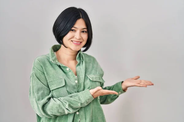 Joven Mujer Asiática Pie Sobre Fondo Blanco Invitando Entrar Sonriendo —  Fotos de Stock