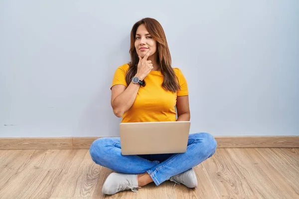 Hispanic Woman Using Laptop Sitting Floor Home Looking Confident Camera —  Fotos de Stock