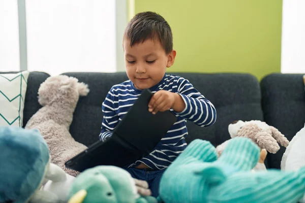 Adorável Criança Hispânica Usando Touchpad Sentado Sofá Casa — Fotografia de Stock