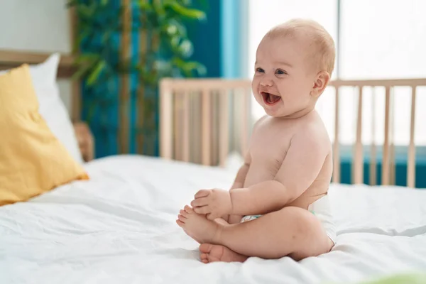 Αξιολάτρευτο Καυκάσιο Μωρό Χαμογελά Αυτοπεποίθηση Κάθεται Στο Κρεβάτι Στο Υπνοδωμάτιο — Φωτογραφία Αρχείου
