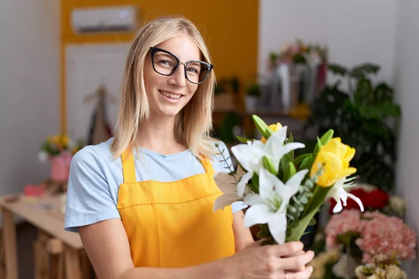 Young Blonde Woman Florist Holding Bouquet Flowers Flower Shop — Stok Foto
