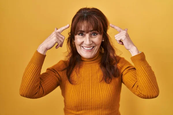 Middle Age Hispanic Woman Standing Yellow Background Smiling Pointing Head — Photo