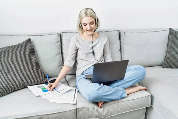 Ung Kaukasiska Kvinna Ler Tryggt Arbeta Hemma — Stockfoto