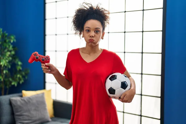 Joven Mujer Afroamericana Jugando Fútbol Video Juego Soplando Mejillas Con — Foto de Stock