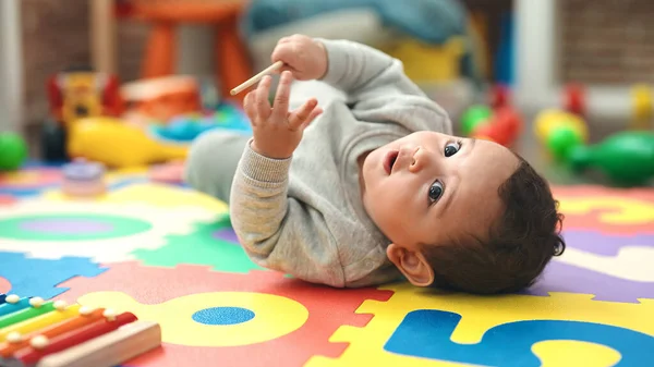 Schattige Spaanse Baby Liggend Vloer Met Ontspannen Uitdrukking Kleuterschool — Stockfoto
