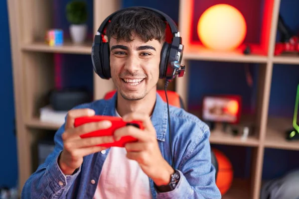Oyun Odasında Akıllı Telefon Kullanarak Video Oyunu Oynayan Spanyol Asıllı — Stok fotoğraf