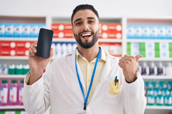 Giovane Ispanico Che Lavora Farmacia Farmacia Mostrando Schermo Dello Smartphone — Foto Stock