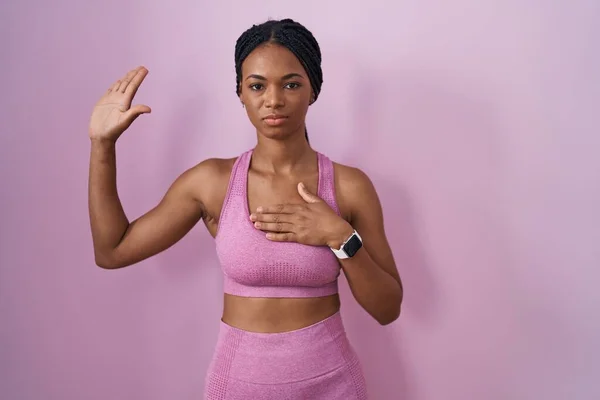 Afroamerykanka Warkoczami Ubrana Odzież Sportową Różowym Tle Przeklinająca Dłonią Piersi — Zdjęcie stockowe