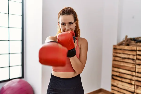 Mujer Pelirroja Joven Sonriendo Boxeo Seguro Centro Deportivo — Foto de Stock