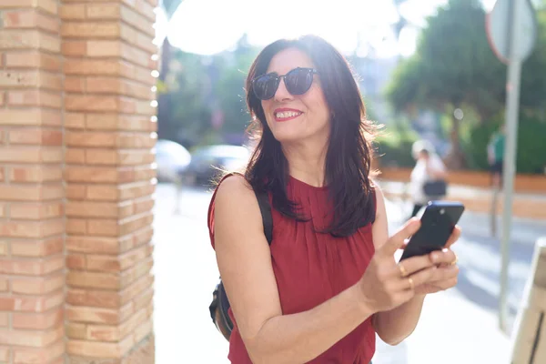 Mujer Hispana Mediana Edad Sonriendo Confiada Usando Smartphone Calle — Foto de Stock
