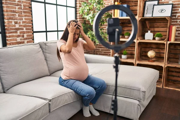 Mujer Embarazada Joven Grabación Vlog Tutorial Con Teléfono Inteligente Casa — Foto de Stock
