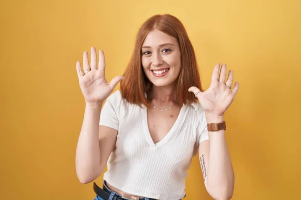 Young Redhead Woman Standing Yellow Background Showing Pointing Fingers Number — Stock Photo, Image