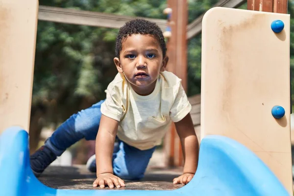 Criança Afro Americana Brincando Slide Playground — Fotografia de Stock