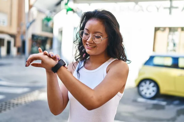 Jovem Chinesa Sorrindo Confiante Olhando Relógio Rua — Fotografia de Stock