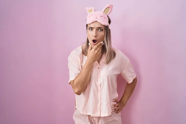 Blonde Caucasian Woman Wearing Sleep Mask Pajama Looking Fascinated Disbelief — Stockfoto