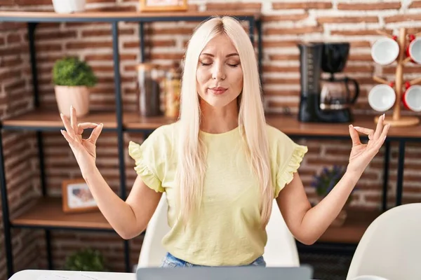 Ung Blond Kvinna Använder Bärbar Dator Gör Yoga Motion Hemma — Stockfoto