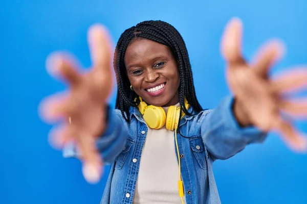African Woman Braids Standing Blue Background Looking Camera Smiling Open — Photo