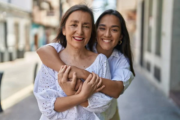 Two Women Mother Daughter Smiling Confident Hugging Each Other Street — Fotografia de Stock