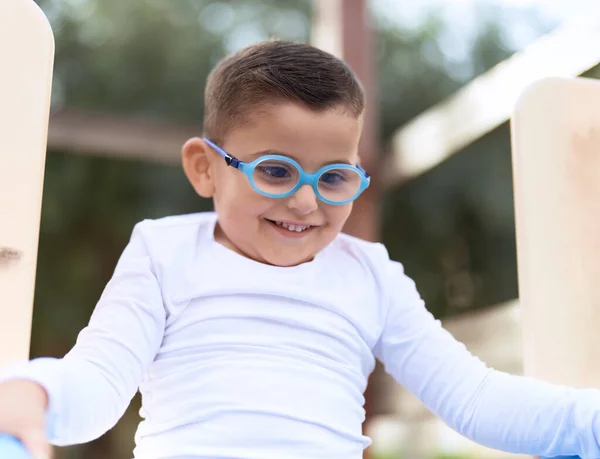 Adorable Niño Hispano Sonriendo Confiado Jugando Diapositiva Parque Juegos —  Fotos de Stock