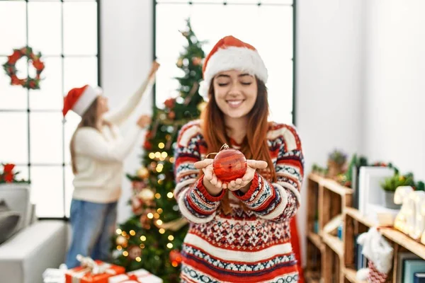 Γυναίκα Ζευγάρι Κρατώντας Χριστούγεννα Μπάλα Διακόσμηση Χριστουγεννιάτικο Δέντρο Στο Σπίτι — Φωτογραφία Αρχείου