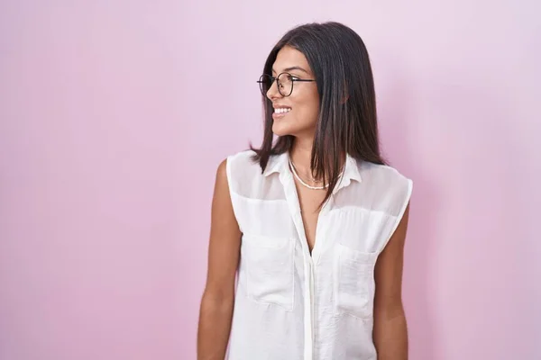 Brunette Young Woman Standing Pink Background Wearing Glasses Looking Away — Stockfoto