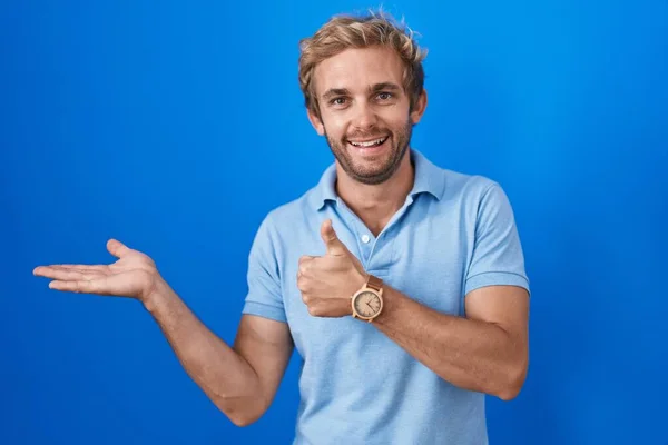 Caucasian Man Standing Blue Background Showing Palm Hand Doing Gesture — Zdjęcie stockowe