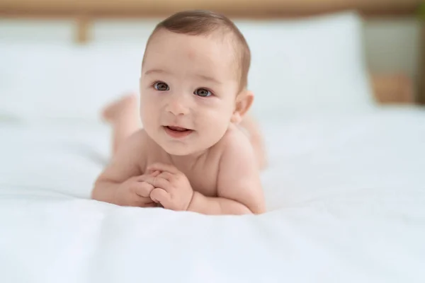 Adorável Criança Sorrindo Confiante Deitado Cama Quarto — Fotografia de Stock