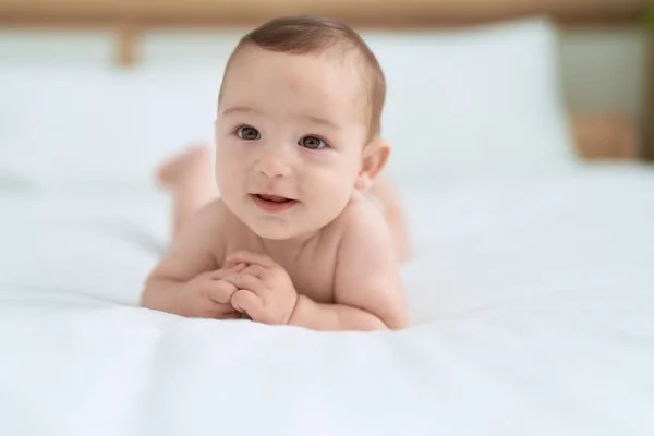 Liebenswertes Kleinkind Lächelt Selbstbewusst Auf Dem Bett Schlafzimmer — Stockfoto