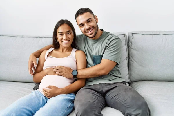 Latijn Man Vrouw Paar Knuffelen Elkaar Verwachten Baby Thuis — Stockfoto