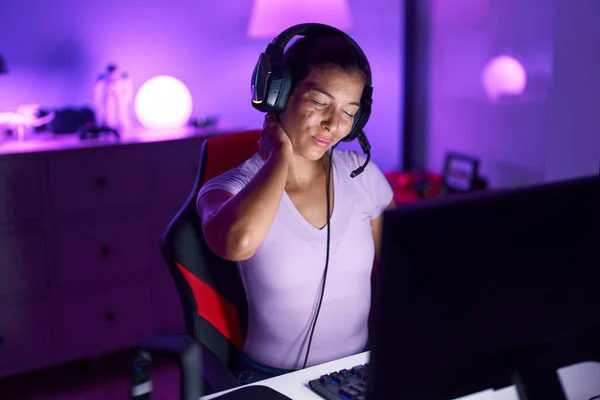 Junge Schöne Hispanische Frau Streamer Gestresst Mit Computer Spielothek — Stockfoto